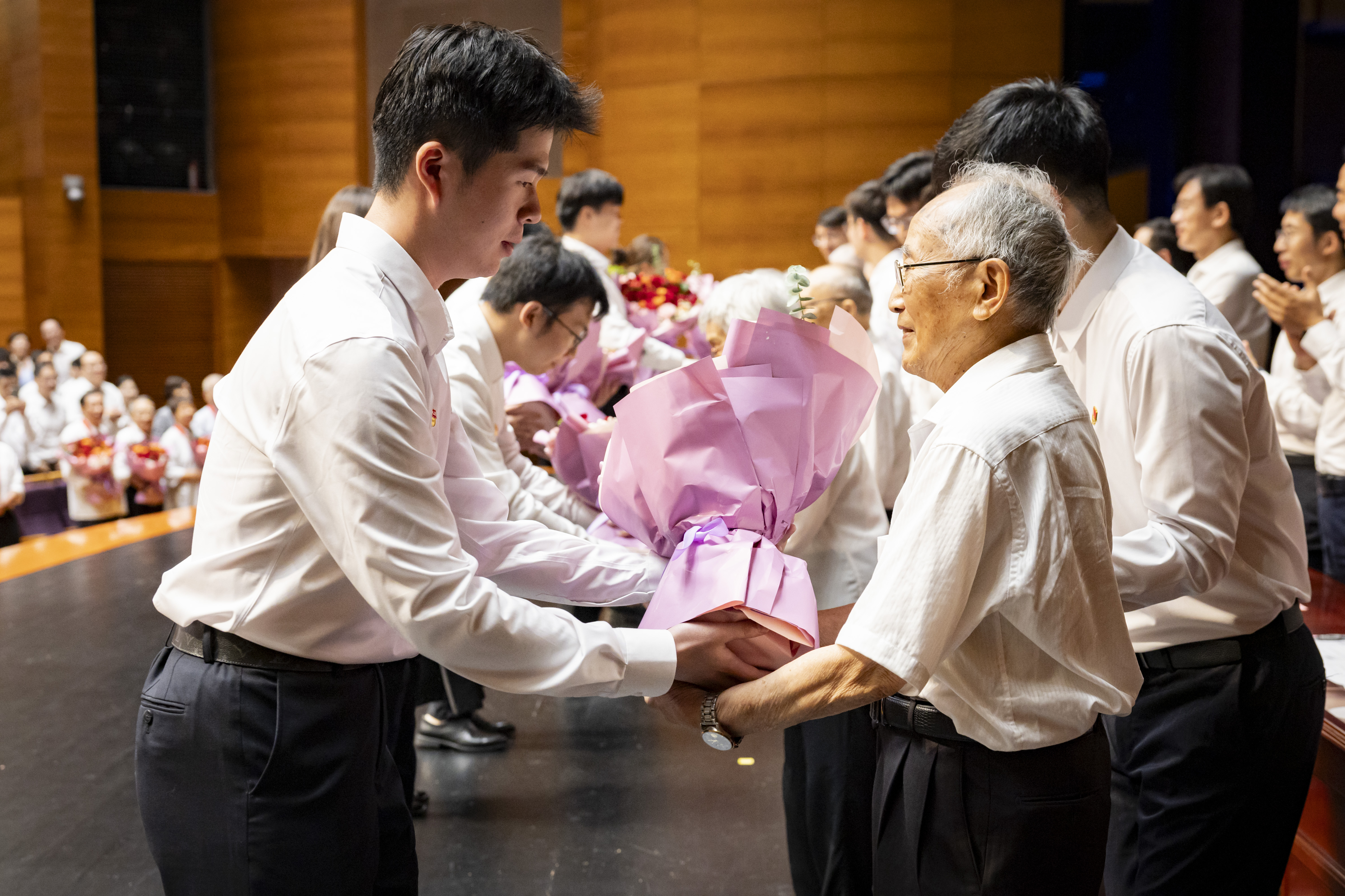 20260630-七一大会-李派-献花.jpg